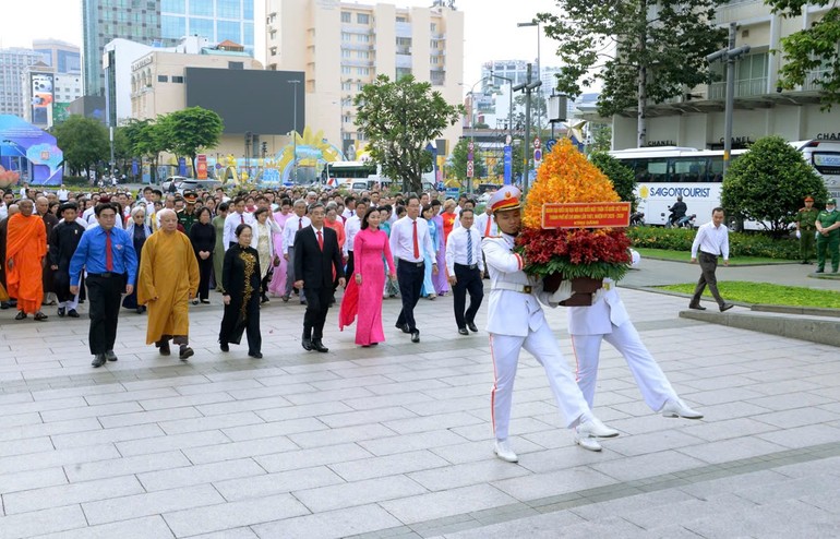 Đoàn đại biểu dự Đại hội MTTQVN TP.HCM lần thứ I, nhiệm kỳ 2025-2030 thành kính dâng hoa tưởng niệm Chủ tịch Hồ Chí Minh - Ảnh: Bảo Toàn/BGN