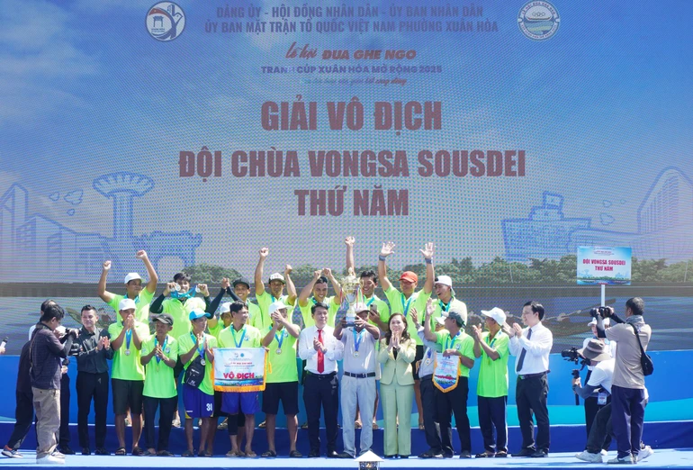 Ban Tổ chức trao cúp vô địch đến đội Vongsa Sousdei Thứ Năm (An Giang) 
