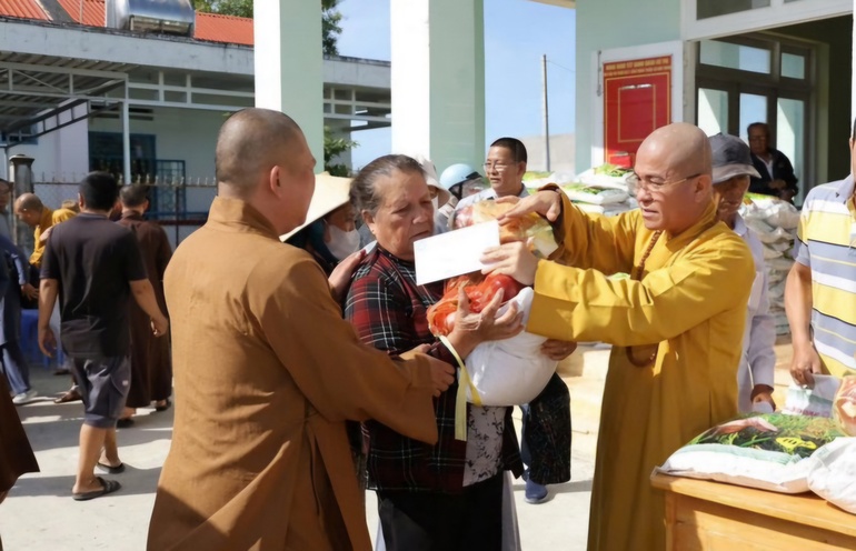 Thượng tọa Thích Quảng Hiền trao quà đến bà con xã Hàm Thuận, tỉnh Lâm Đồng