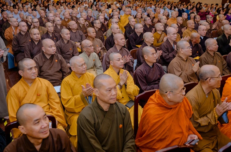 Chư tôn đức tham dự Lễ kỷ niệm 50 năm ngày Báo Giác Ngộ ra số đầu tiên - Ảnh: Đăng Huy