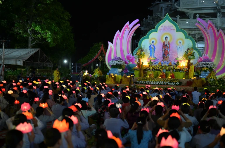 Đạo tràng dâng hoa đăng cúng dường