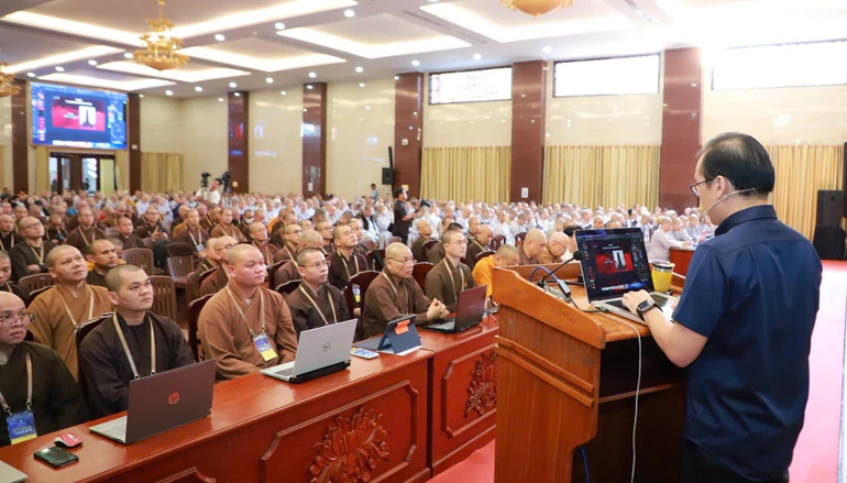Chư Tăng Ni tham dự ngày học đầu tiên của Khóa bồi dưỡng với chủ đề: Trí tuệ nhân tạo dưới góc nhìn chánh niệm: Hiểu để phụng sự và lan tỏa - Ảnh: Trung Thắng