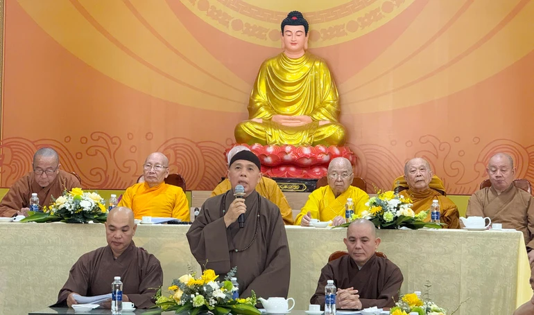 Thượng tọa Thích Tâm Mãn, Ủy viên Hội đồng Trị sự, Trưởng ban Trị sự GHPGVN tỉnh Gia Lai phát biểu tại lễ tổng kết công tác Phật sự năm 2025 của Phật giáo tỉnh