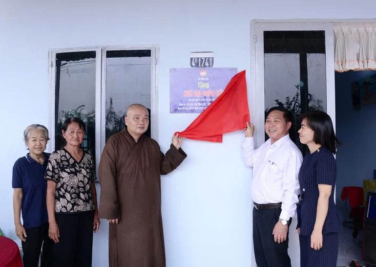 Ban Trị sự GHPGVN TP.HCM cùng Sở Dân tộc và Tôn giáo TP.HCM bàn giao nhà đến hộ gia đình bà Tia Kim Liên tại xã Vĩnh Lộc 