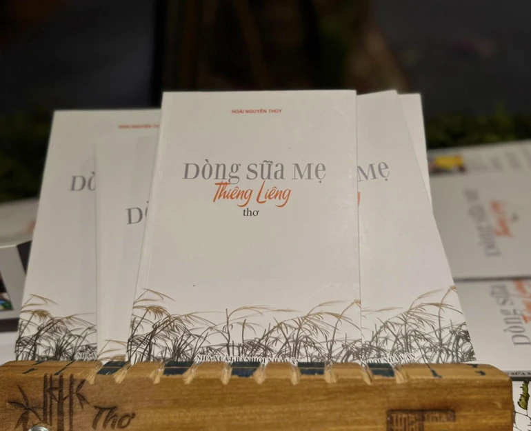 Tập thơ “Dòng sữa mẹ thiêng liêng” của tác giả Hoài Nguyên Thủy (đạo hiệu Hòa thượng Thích Châu Quang)