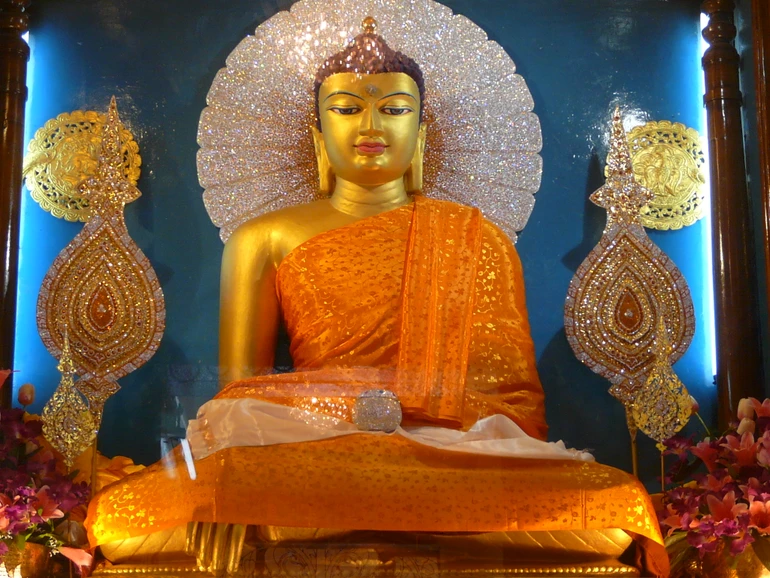 "Hãy tự mình là ngọn đèn cho chính mình, hãy tự mình nương tựa chính mình, chớ nương tựa một gì khác. Dùng Chánh pháp làm ngọn đèn, dùng Chánh pháp làm chỗ nương tựa, chớ nương tựa một gì khác"