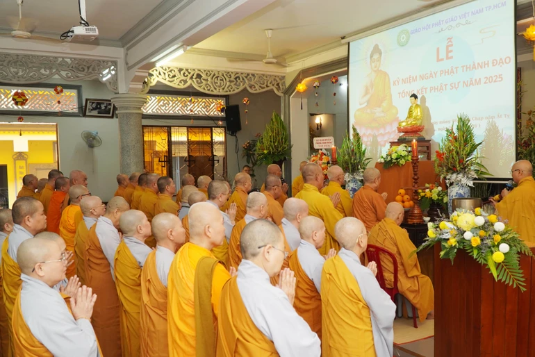 Chư Tăng Ni kỷ niệm ngày Đức Phật Thích Ca thành đạo tại chùa Huỳnh Kim