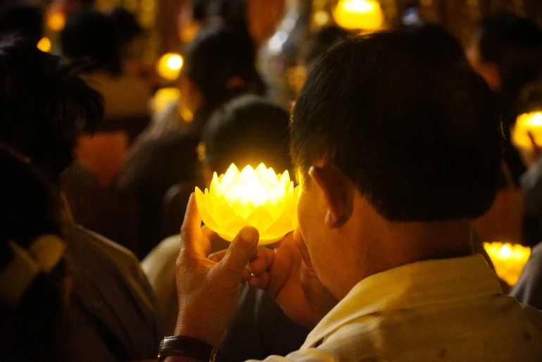 Đêm hoa đăng kính mừng Đức Phật thành đạo tại chùa Giác Ngộ