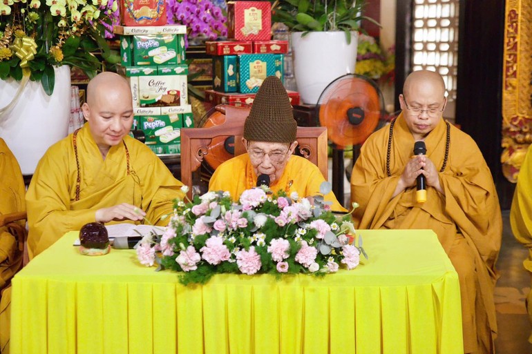 Trưởng lão Hòa thượng Thích Đức Nghiệp, Phó Pháp chủ kiêm Giám luật, Trưởng ban Giám luật Hội đồng Chứng minh chứng minh lễ quy y 