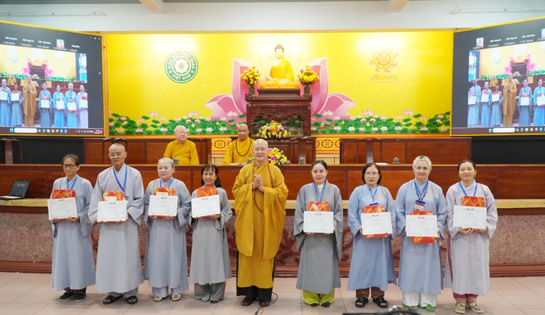 Hòa thượng Thích Chơn Không trao Giấy chứng nhận của Ban Hướng dẫn Phật tử GHPGVN TP.HCM đến các vị Phật tử tham dự khóa tu Ngày an lạc và lớp học Bồ-tát giới
