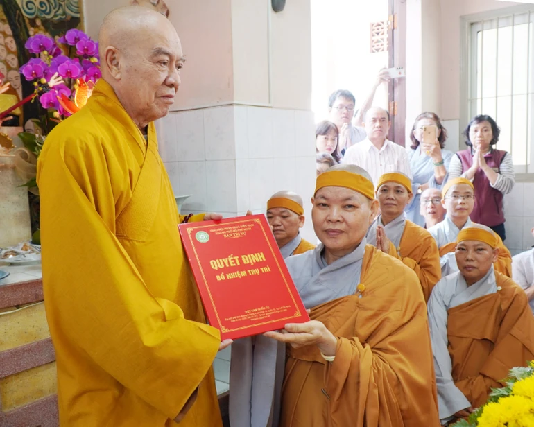 Hòa thượng Thích Nhựt Hỷ trao quyết định bổ nhiệm trụ trì chùa Thích Ca đến Sư cô Thích nữ Nhuận Sáng