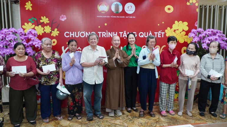 Chùa Vĩnh Nghiêm tặng quà Tết đến người dân