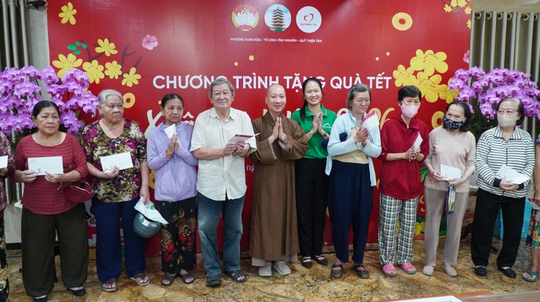 Chùa Vĩnh Nghiêm tặng quà Tết đến người dân