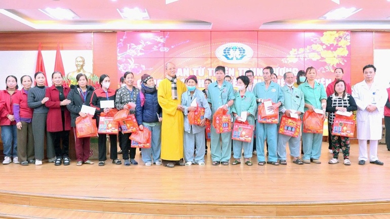 Mỗi phần quà gồm có phong bì tiền mặt trị giá 500 nghìn đồng, nước yến và bánh gạo