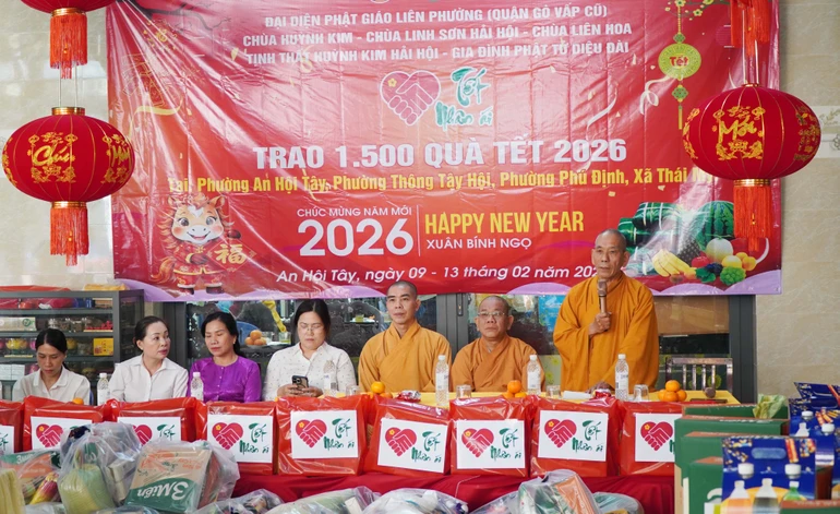 Hòa thượng Thích Giác Trí, Ủy viên Thường trực Ban Trị sự GHPGVN TP.HCM thăm hỏi, chúc Tết đến người dân