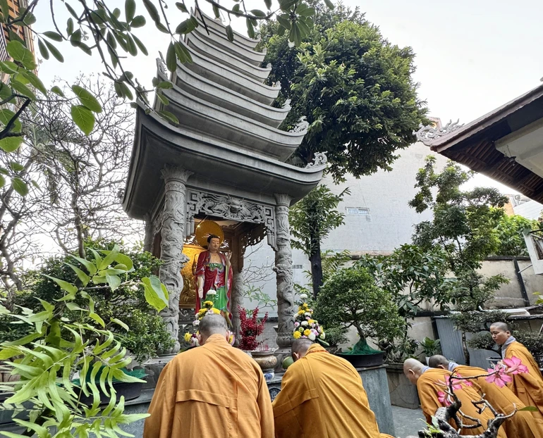 Chư tôn đức dâng hương tưởng niệm trước bảo tháp Đại lão Hòa thượng Thích Trí Thủ tại Quảng Hương Già Lam 