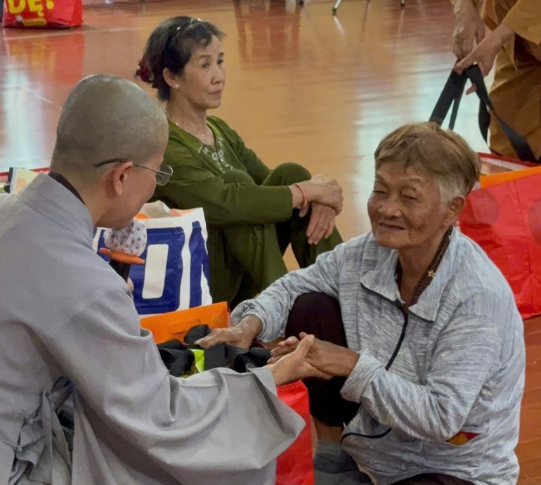 Tu viện Như Giác tặng quà Tết đến người dân