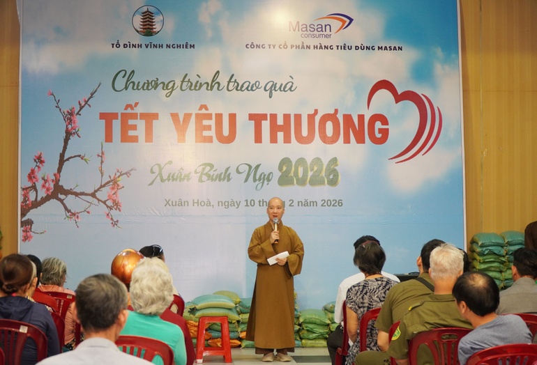 Thượng tọa Thích Nguyên Các phát biểu thăm hỏi và tặng quà Tết đến người dân