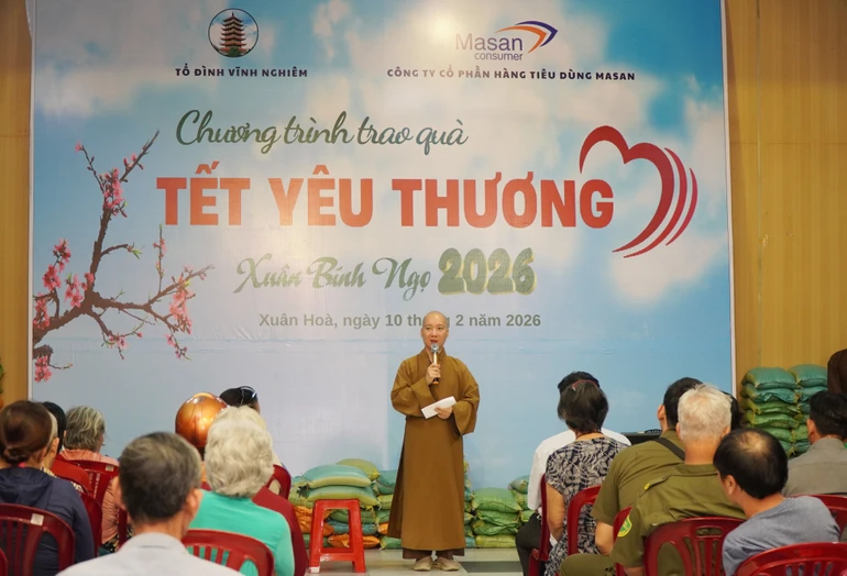 Thượng tọa Thích Nguyên Các phát biểu thăm hỏi và tặng quà Tết đến người dân