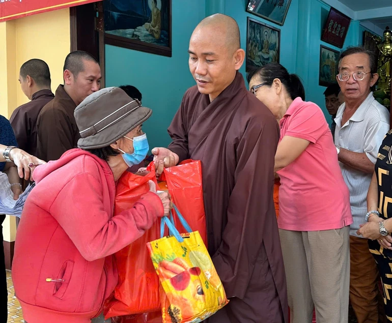 Chùa Đức Lâm trao quà Tết đến bà con khó khăn 