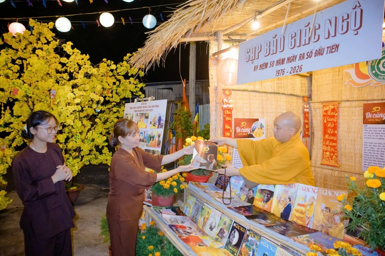 Tặng Báo Giác Ngộ làm món quà pháp bảo đầu năm đến Phật tử