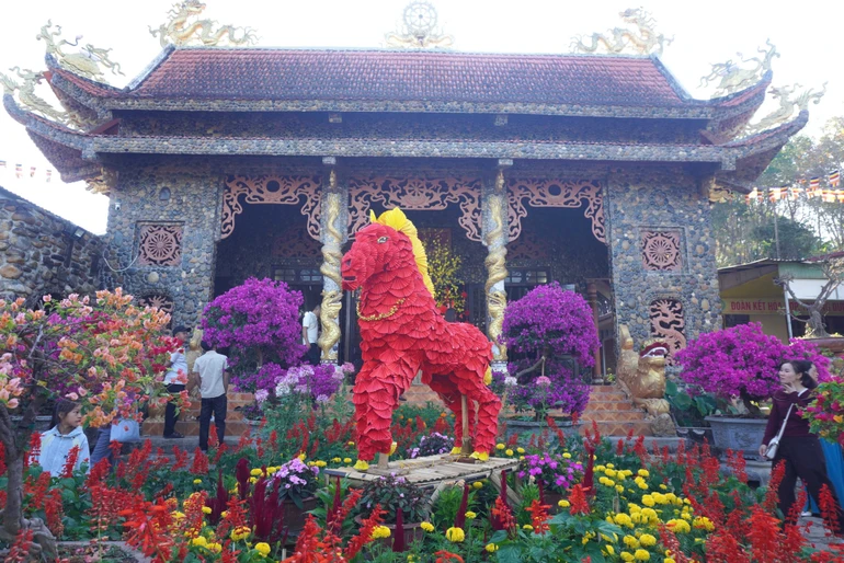 Rực rỡ sắc xuân tại ngôi chùa ở Tây Nguyên