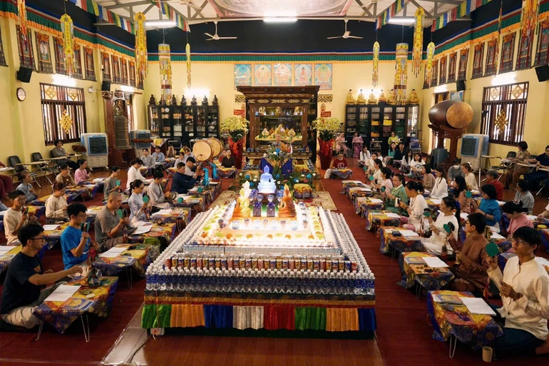 Phật tử trì tụng chú Dược Sư tại tu viện Như Giác