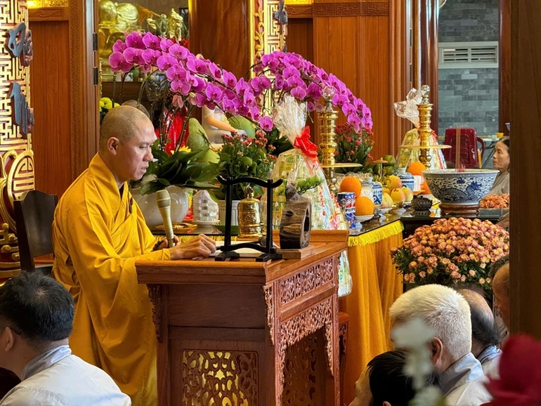 Đại đức thích Nguyên Minh truyền giới Bát quan trai đến Phật tử