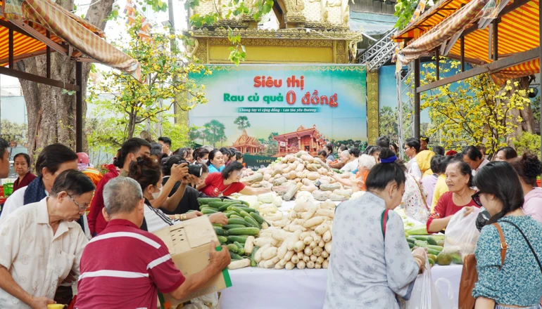 Siêu thị rau củ quả 0 đồng tại chùa Candaransi