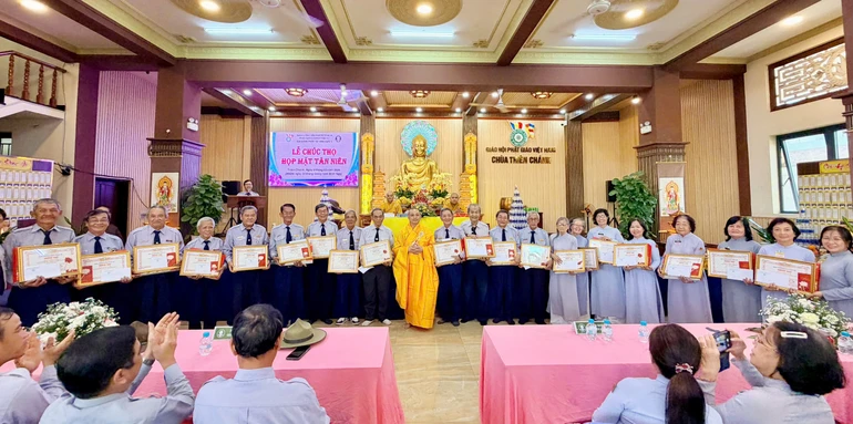 Thượng tọa Thích Quảng Tiến, Phó ban kiêm Chánh Thư ký Ban Hướng dẫn Phật tử T.Ư, trụ trì chùa Thiên Chánh trao chúc thọ của Ban Hướng dẫn Phật tử TP.HCM đến 21 huynh trưởng cao niên