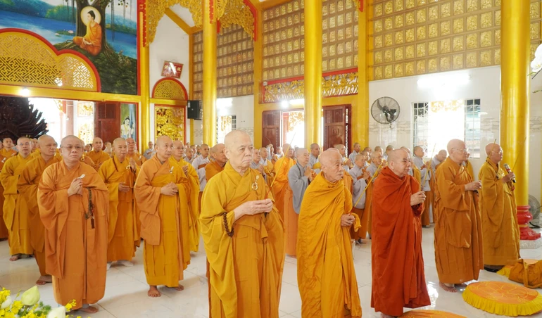 Chư tôn giáo phẩm niêm hương, bạch Phật