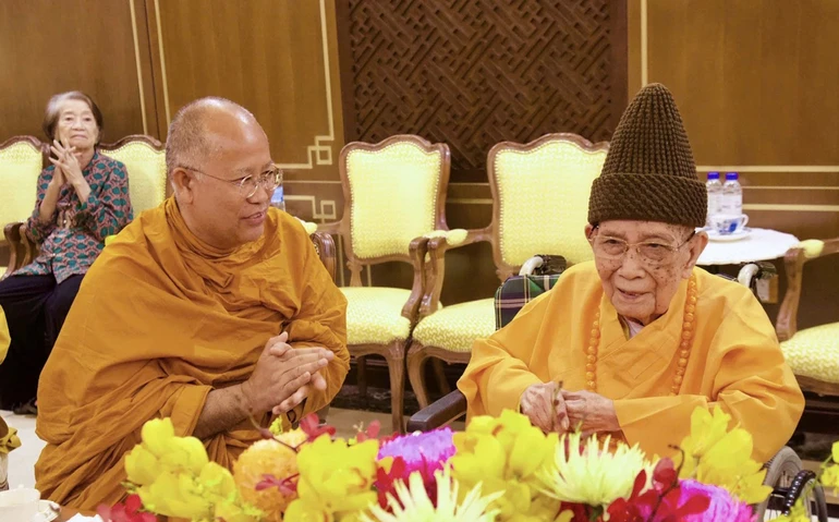 Thành viên đoàn vấn an sức khỏe đến Trưởng lão Hòa thượng Thích Đức Nghiệp