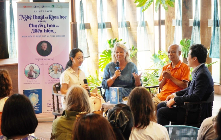 Cô Lisi Ha Vinh - vợ Tiến sĩ Hà Vĩnh Thọ, đồng sáng lập Quỹ Eurasia giới thiệu về sách “Nghệ thuật và khoa học của sự chuyển hóa và biểu hiện” - Ảnh: Nhã An