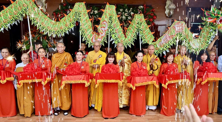 Nghi thức cắt băng khánh thành ngôi Tam bảo Phước Tâm