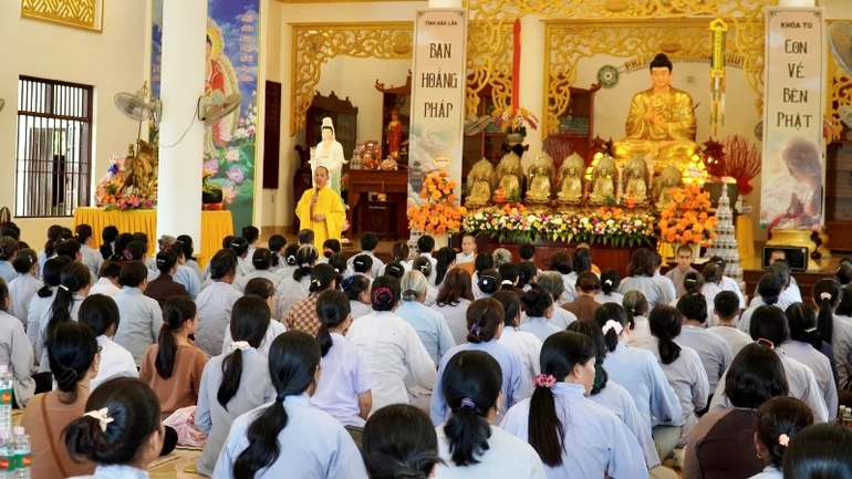 Khóa tu "Con về bên Phật" do Ban Hoằng pháp GHPGVN tỉnh Đắk Lắk tổ chức tại chùa Tuệ Vân