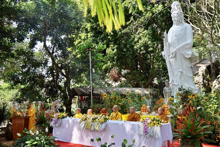 Phật đường Pô Lăn (phường Tân Lập, tỉnh Đắk Lắk) trang nghiêm tổ chức lễ chú nguyện đúc đại hồng chung