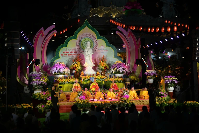 Lễ hoa đăng khánh vía Đức Bồ-tát Quán Thế Âm tại chùa Vạn Phước