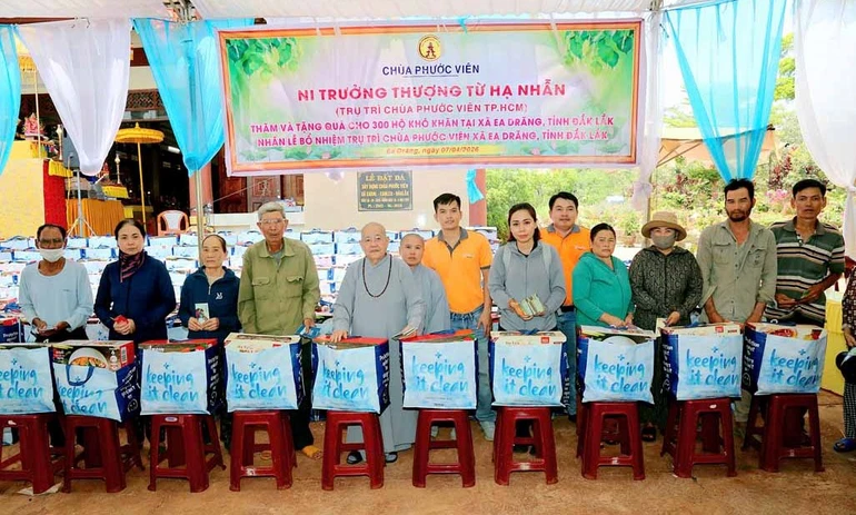 300 phần quà được trao tặng đến các hộ gia đình có hoàn cảnh khó khăn trên địa bàn, giúp bà con vơi bớt gánh nặng lo toan trong cuộc sống thường nhật