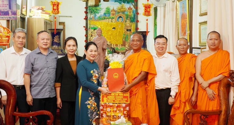 Thứ trưởng Bộ Dân tộc và Tôn giáo Nông Thị Hà cùng các thành viên đoàn tặng quà chúc Tết Chôl Chnăm Thmây 2026 đến chư Tăng tại chùa Candaransi