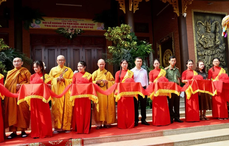 Cắt băng khánh thành chùa Thiên Trúc