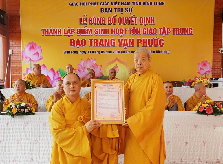Hòa thượng Thích Trí Minh trao quyết định thành lập điểm sinh hoạt tôn giáo tập trung đạo tràng Vạn Phước đến Thượng tọa Thích Thiện Chơn