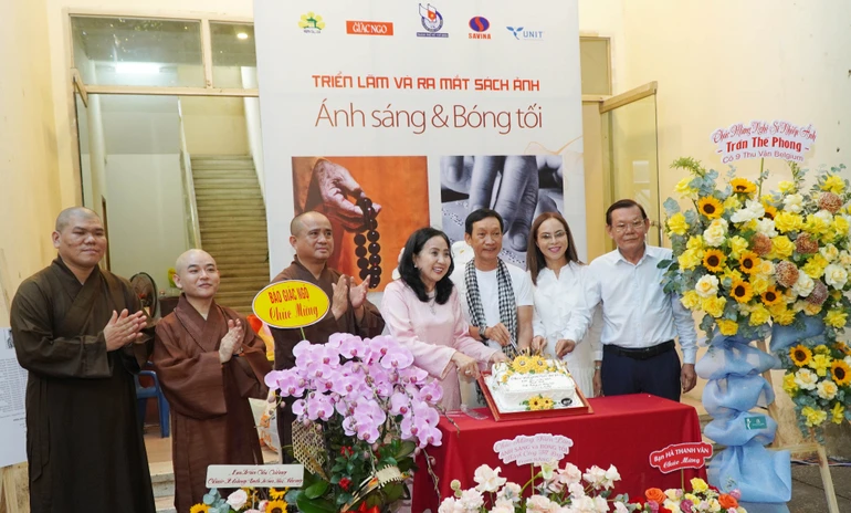 Lễ khai mạc triển lãm ảnh và ra mắt sách "Ánh sáng và Bóng tối" của nhiếp ảnh gia Trần Thế Phong