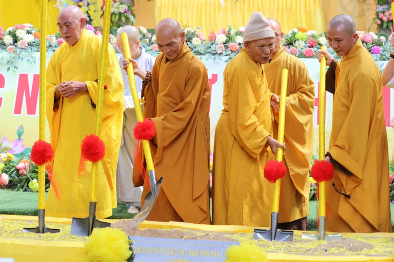 Chư tôn đức thực hiện nghi thức động thổ, đặt viên đá đầu tiên đại trùng tu chùa Hải Sơn