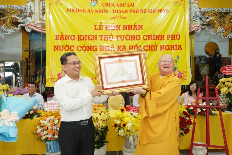 Ông Phạm Minh Tuấn, Phó Chủ tịch Ủy ban MTTQVN TP.HCM trao Bằng khen của Thủ tướng Chính phủ đến Hòa thượng Thích Giác Thuận, viện chủ chùa Như Lai (phường An Nhơn, TP.HCM)