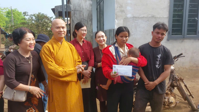 Thượng tọa Thích Quảng Phước, trụ trì chùa Mỹ Thạch, cùng Phật tử trao quà đến anh chị RaLan Hiu và RaLan Nhin tại xã Chư Sê, tỉnh Gia Lai