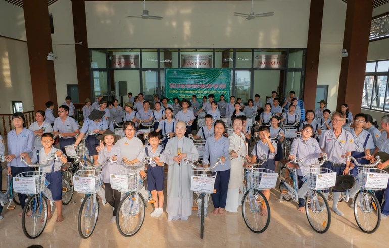 Ni trưởng Thích Nữ Minh Liên, cùng đơn vị tài trợ trao tặng xe đạp đến các em đoàn sinh tại chùa Thiên Chánh