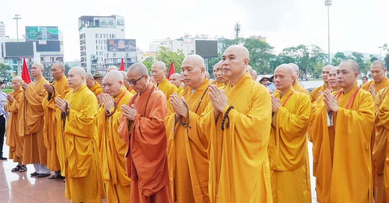 Ban Trị sự GHPGVN tỉnh Gia Lai tưởng niệm tại Tượng đài Nguyễn Sinh Sắc - Nguyễn Tất Thành
