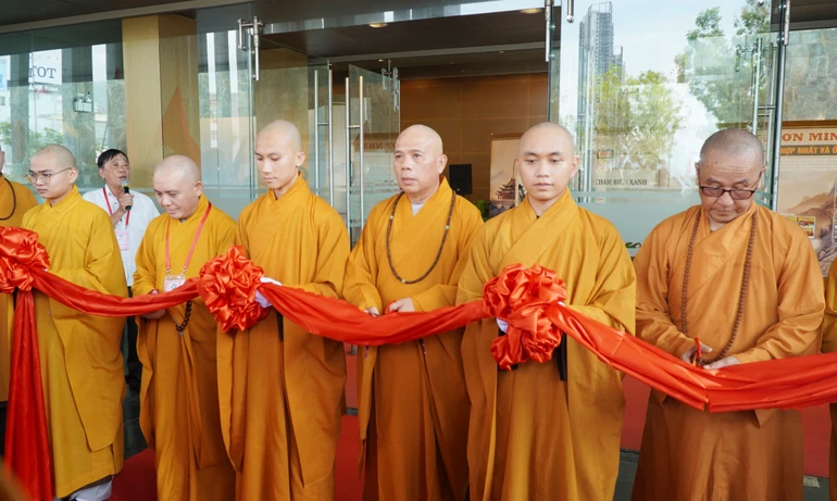 Chư tôn đức cắt băng khai mạc triển lãm tại Trung tâm Hội nghị tỉnh Gia Lai 