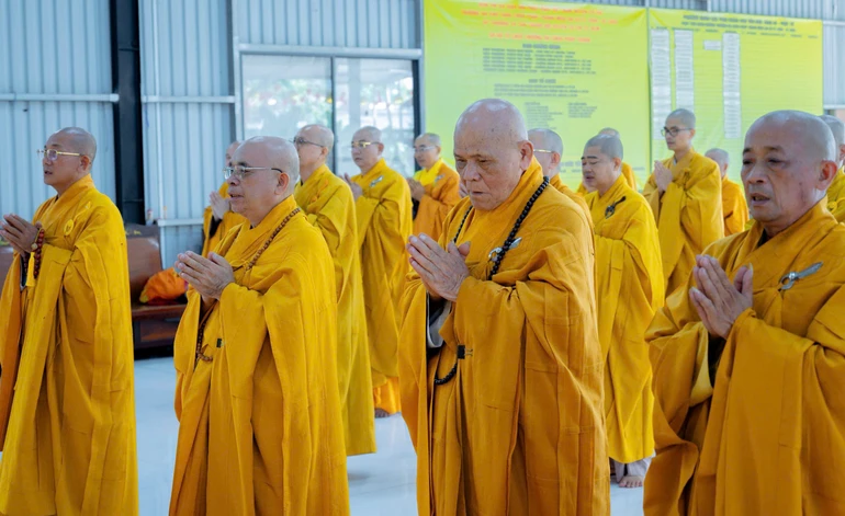 Chư Tăng Ni các xã thực hiện Bố-tát định kỳ, tại chùa Pháp Thành