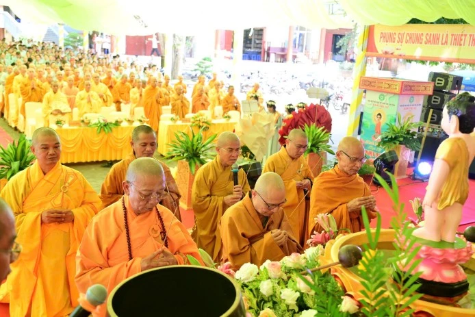 Chư tôn đức dâng hương trước kim thân tôn tượng Đức Phật đản sinh